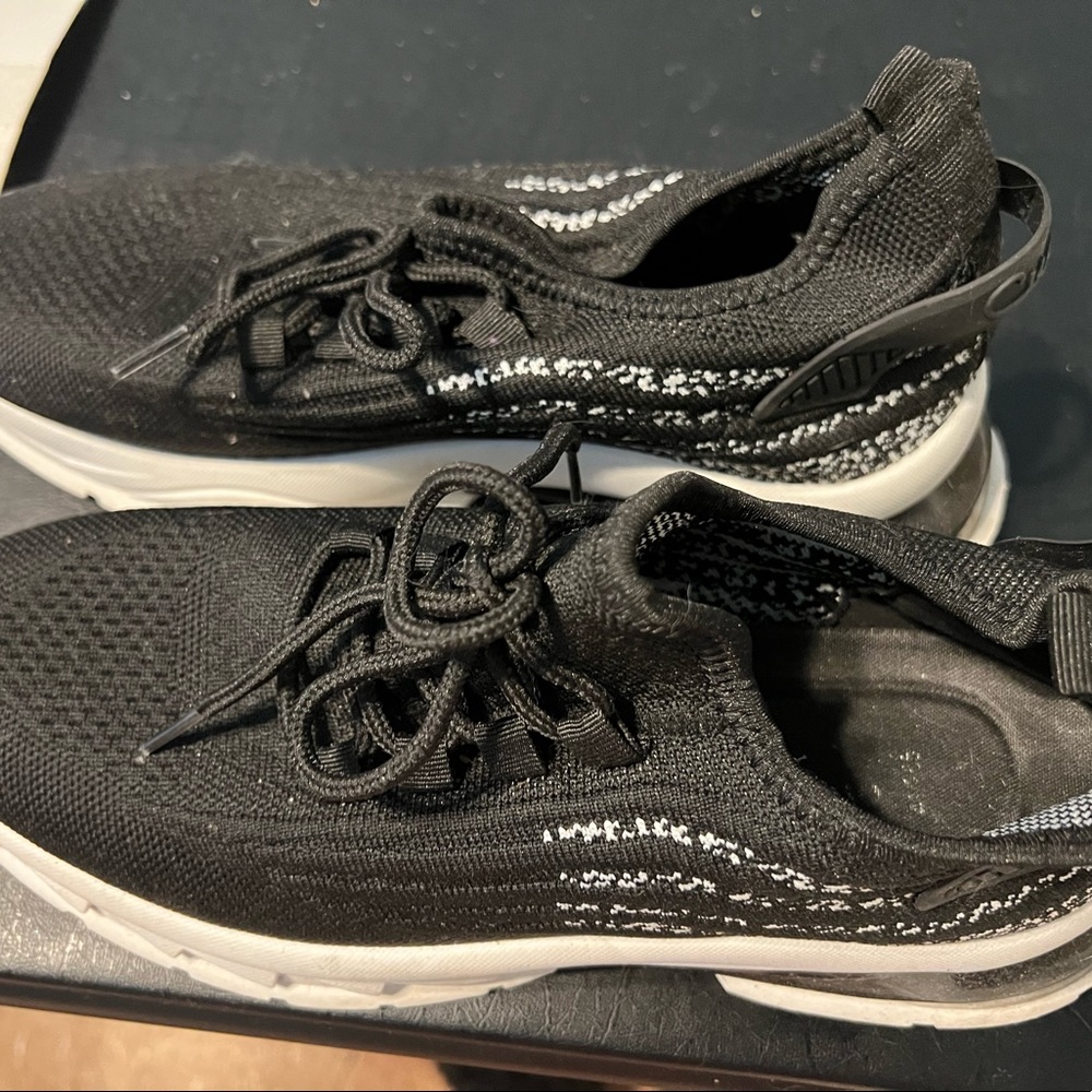 Running shoes - Picture 2 of 2